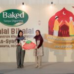 Syifa Fauzia, Pimpinan Pesantren As-Syafi’iyah bersama Representative WINGS Food. Foto: Ist