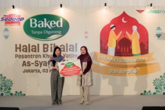 Syifa Fauzia, Pimpinan Pesantren As-Syafi’iyah bersama Representative WINGS Food. Foto: Ist