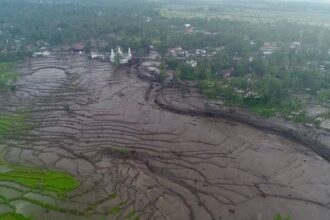 Pantauan drone Badan Penanggulangan Bencana Daerah (BPBD) Tanah Datar kejadian banjir bandang di Simpang Manunggal, Kecamatan Lima Kaum, Kabupaten Tanah Datar, sungai ini berhulu di Gunung Marapi dengan nama sungai Malana atau Lona, Minggu (12/5). Foto: BPBD Kab. Tanah Datar