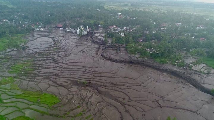 Pantauan drone Badan Penanggulangan Bencana Daerah (BPBD) Tanah Datar kejadian banjir bandang di Simpang Manunggal, Kecamatan Lima Kaum, Kabupaten Tanah Datar, sungai ini berhulu di Gunung Marapi dengan nama sungai Malana atau Lona, Minggu (12/5). Foto: BPBD Kab. Tanah Datar