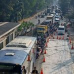 Kondisi kemacetan arus lalu lintas disebabkan adanya proyek pengerjaan betonisasi jalan di Jalan Raya Bogor, Ciracas, Jakarta Timur, pada Jumat (10/5) pagi. Foto: Joesvicar Iqbal/ipol.id