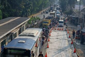 Kondisi kemacetan arus lalu lintas disebabkan adanya proyek pengerjaan betonisasi jalan di Jalan Raya Bogor, Ciracas, Jakarta Timur, pada Jumat (10/5) pagi. Foto: Joesvicar Iqbal/ipol.id