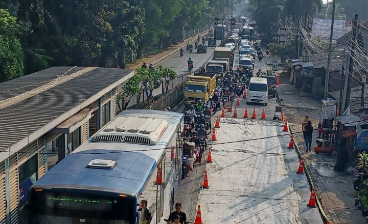 Kondisi kemacetan arus lalu lintas disebabkan adanya proyek pengerjaan betonisasi jalan di Jalan Raya Bogor, Ciracas, Jakarta Timur, pada Jumat (10/5) pagi. Foto: Joesvicar Iqbal/ipol.id