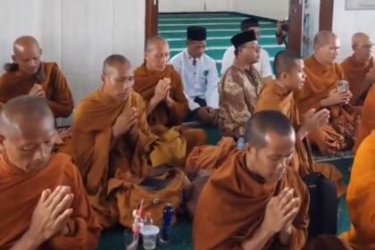 Sejumlah biksu thudong saat di masjid Temanggung, Jawa Tengah. Foto: Tangkapan layar