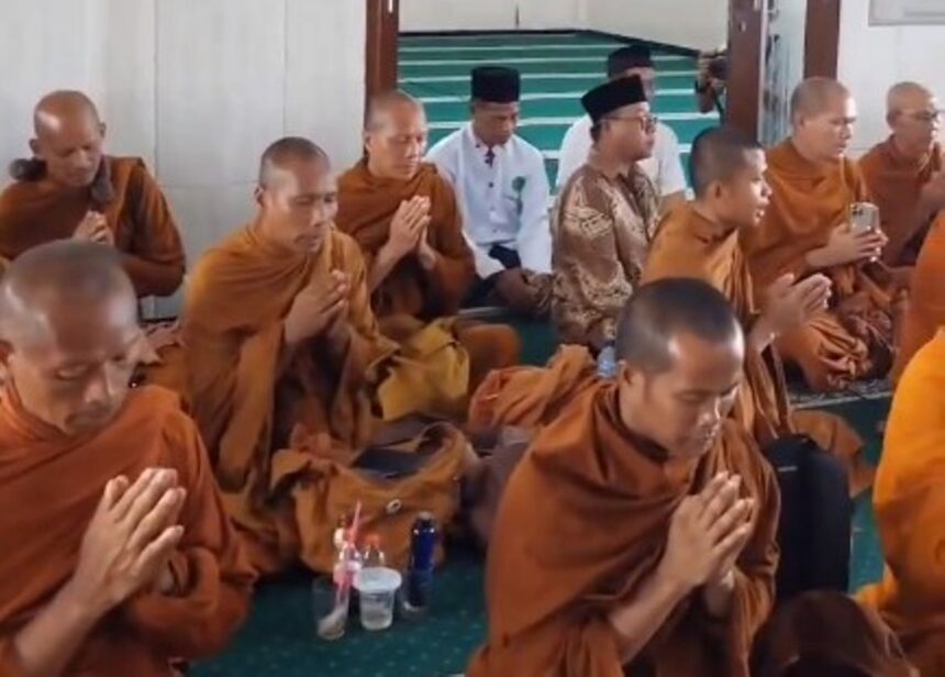Sejumlah biksu thudong saat di masjid Temanggung, Jawa Tengah. Foto: Tangkapan layar