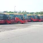 Penampakan puluhan bus Transjakarta aset Pemprov DKI Jakarta yang dititipkan di area Terminal Terpadu Pulogebang, Jakarta Timur, Jumat (24/5). Foto: Joesvicar Iqbal/ipol.id