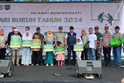 BPJS Ketenagakerjaan Wilayah DKI Jakarta menyerahkan paket sembako kepada para buruh.
