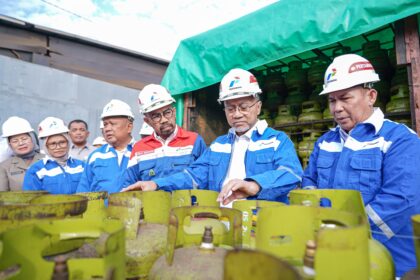 Menteri Perdagangan Zulkifli Hasan saat mengunjungi SPBE Koja, Jakarta Utara, Senin (27/5/2024). Foto: Dok Pertamina