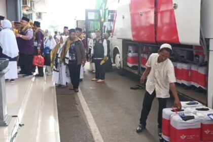 Suasana sebanyak 823 jemaah calon haji kloter empat dan lima asal DKI Jakarta dan Banten tiba di Asrama Haji Embarkasi Jakarta, Pinang Ranti, Makasar, Jakarta Timur, Minggu (12/5) siang. Foto: Ist