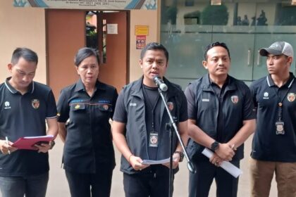 Kasubdit Jatanras Ditreskrimum Polda Metro Jaya, AKBP Rovan Richard Mahenu (tengah) dan Wadirkrimum Polda Metro Jaya, AKBP Imam Yulisdianto dan jajaran saat memberikan keterangan kasus begal Casis Polri di Rumah Sakit Polri Kramat Jati, Jakarta Timur, Kamis (16/5) sore. Foto: Joesvicar Iqbal/ipol.id