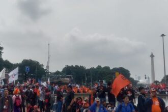 Puluhan ribu buruh se-Jabodetabek menggelar aksi bertepatan dengan hari buruh sedunia.(foto sofian/ipol.id)