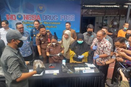 Badan Narkotika Nasional Republik Indonesia (BNN RI) melakukan uji laboraturium barang bukti narkotika yang disisihkan dari 1.253,30 gram sabu, 10.472 gram ganja, 67 butir ekstasi, dan 106,18 gram MDMB-INACA, hasil pengungkapan lima kasus narkotika melibatkan lima tersangka dan dua tersangka lainnya di halaman parkir gedung BNN, Jakarta, Selasa (21/5). Foto: Joesvicar Iqbal/ipol.id