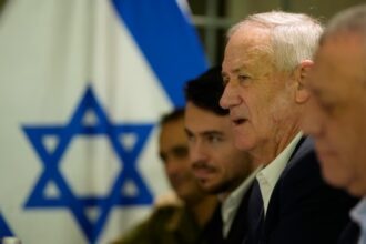 Mantan Menteri Pertahanan Israel Benny Gantz (kedua dari kanan) bertemu dengan Menteri Luar Negeri AS Antony Blinken di Tel Aviv, Israel, Kamis, 8 Februari 2024. Foto: AP Photo