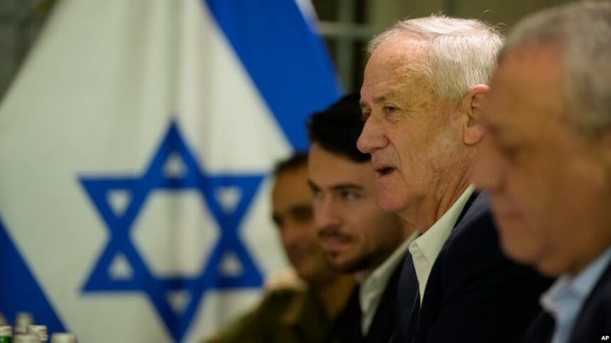 Mantan Menteri Pertahanan Israel Benny Gantz (kedua dari kanan) bertemu dengan Menteri Luar Negeri AS Antony Blinken di Tel Aviv, Israel, Kamis, 8 Februari 2024. Foto: AP Photo