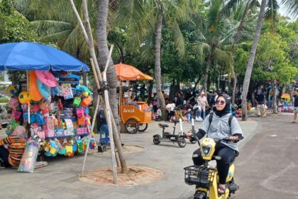 Ppengunjung di Ancol Taman Impian, Jakarta Utara, Jumat (31/5). Foto: Joesvicar Iqbal/ipol.id