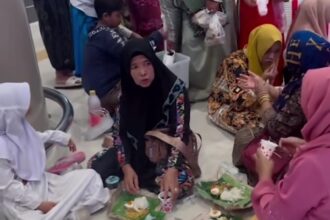 Emak-emak asik makan di Bandara. Foto: IG, @infomdr