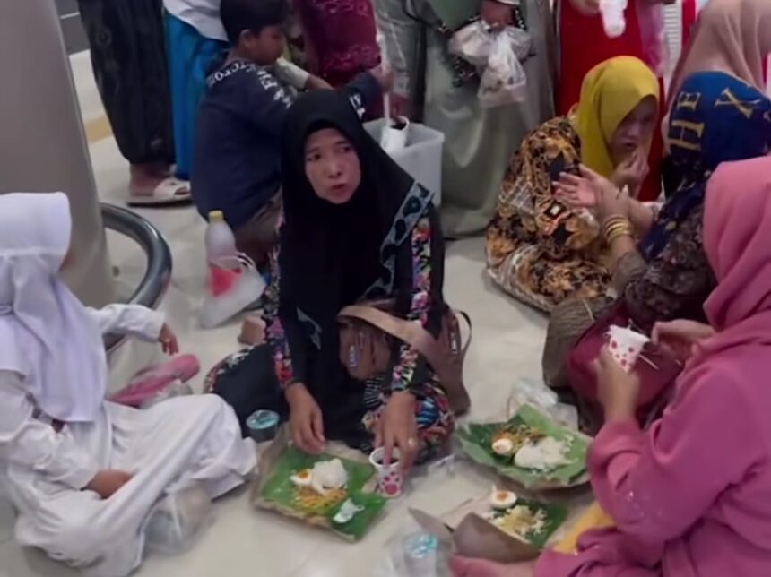 Emak-emak asik makan di Bandara. Foto: IG, @infomdr