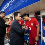 Ketua Umum PSSI, Erick Thohir, saat berada di ruang ganti pemain seusai laga Timnas Indonesia U-23 di semifinal Piala Asia U-23. Foto: PSSI