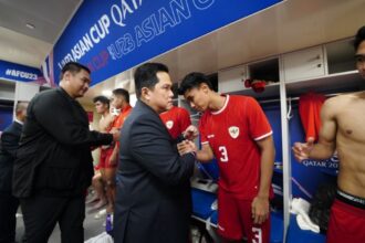 Ketua Umum PSSI, Erick Thohir, saat berada di ruang ganti pemain seusai laga Timnas Indonesia U-23 di semifinal Piala Asia U-23. Foto: PSSI