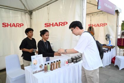 Sharp Dealer mengunjungi salah satu booth UMKM Labuan Bajo