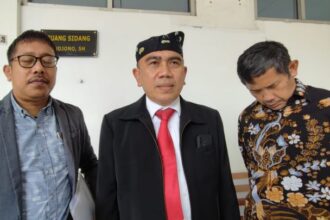 Sukendar anggota Himpunan Perawat Kamar Bedah Indonesia (Hipkabi) didampingi kuasa hukum, Eli Bungriyando dan tim, usai sidang pembacaan gugatan di Pengadilan Negeri Jakarta Timur, Rabu (15/5) siang tadi. Foto: Ist