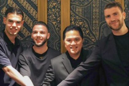 foto ketum pssi erick thohir bersama maarten paes jens raven dan calvin verdonk instagram 1024x576 1