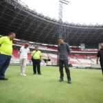 Sekjen PSSI Yunus Nusi saat mengecek kondisi rumput Stadion Utama Gelora Bung Karno (SUGBK), Jakarta. Foto: PSSI