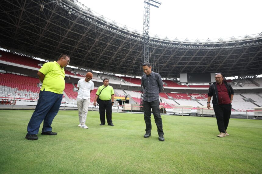 Sekjen PSSI Yunus Nusi saat mengecek kondisi rumput Stadion Utama Gelora Bung Karno (SUGBK), Jakarta. Foto: PSSI