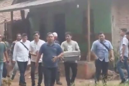 Polisi rampung melakukan penggeledahan di rumah Pegi di Cirebon, Rabu (22/5/2024). Foto: Ist