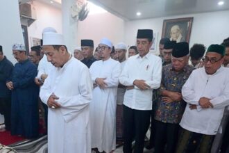 Presiden Jokowi ikut menyalatkan jenazah istri Habib Luthfi. Foto: BPMI Setpres