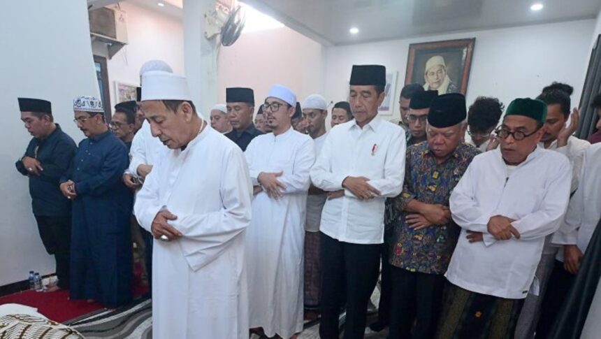 Presiden Jokowi ikut menyalatkan jenazah istri Habib Luthfi. Foto: BPMI Setpres