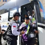 Jemaah turun dari bus saat tiba di Abraj Tabah Hotel di Madinah