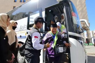 Jemaah turun dari bus saat tiba di Abraj Tabah Hotel di Madinah