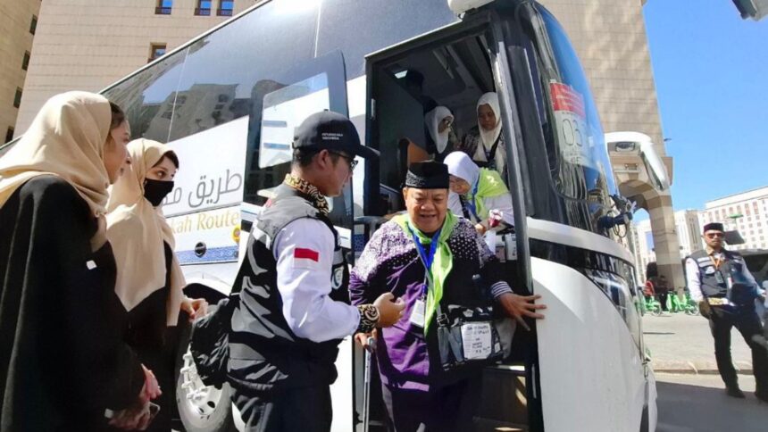 Jemaah turun dari bus saat tiba di Abraj Tabah Hotel di Madinah