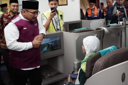 Menag Yaqut Cholil Qoumas saat melepas jemaah haji kloter pertama. Foto: Kemenag