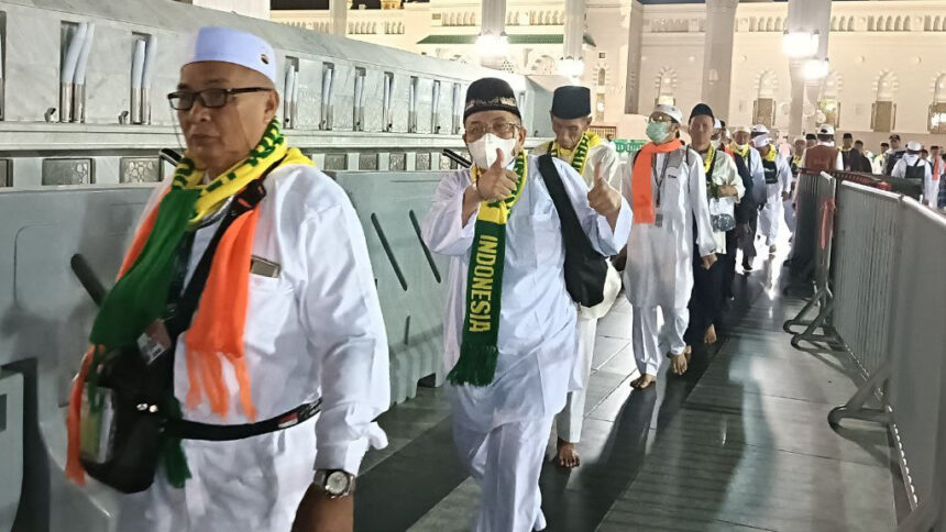 Jemaah Haji Indonesia Antri Masuk Raudhah