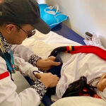 Tim Kesehatan Bandara sedang menangani jemaah haji yang kelelahan