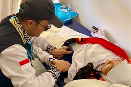 Tim Kesehatan Bandara sedang menangani jemaah haji yang kelelahan