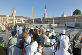 Jemaah haji Indonesia di pelataran sisi selatan Masjid Nabawi. Foto:: dok. Kemenag