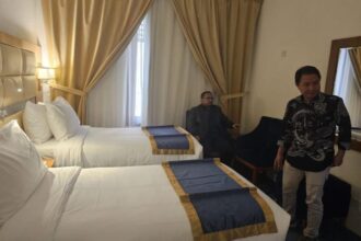 Menag Yaqut Cholil Qoumas pada hari ketiga kunjungan di Arab Saudi mengecek kesiapan layanan hotel dan dapur katering di Madinah. Foto: Kemenag