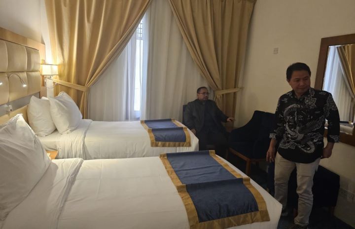 Menag Yaqut Cholil Qoumas pada hari ketiga kunjungan di Arab Saudi mengecek kesiapan layanan hotel dan dapur katering di Madinah. Foto: Kemenag