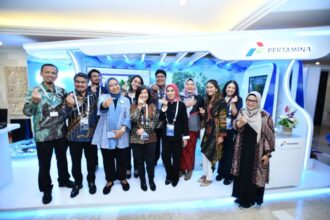 Direktur Utama Pertamina Persero Nicke Widyawati dan Direktur Utama PNRE John Anis berfoto bersama Perwira-perwira di Booth Pertamina di acara World Water Forum (WWF) 2024, pada Selasa (21/5) di Bali Nusa Dua Convention Center (BNDCC). Foto: Pertamina