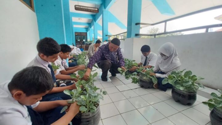 Ilustrasi siswa dan siswi dilarang menggelar pelepasan atau kelulusan di luar kota.(foto dok ipol.id)