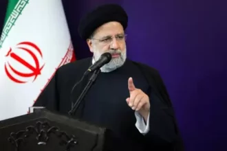 Nasib Presiden Iran Ebrahim Raisi tak jelas usai kecelakaan helikopter. Menurut Konstitusi Iran, jika presiden meninggal saat menjabat maka wakil presiden pertama yang ambil alih jabatan. Foto/REUTERS A A A TEHERAN -