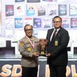 Museum Rekor Dunia Indonesia (MURI) memberikan penghargaan kepada Asisten Kapolri bidang Sumber Daya Manusia (As SDM Kapolri) Irjen Dedi Prasetyo