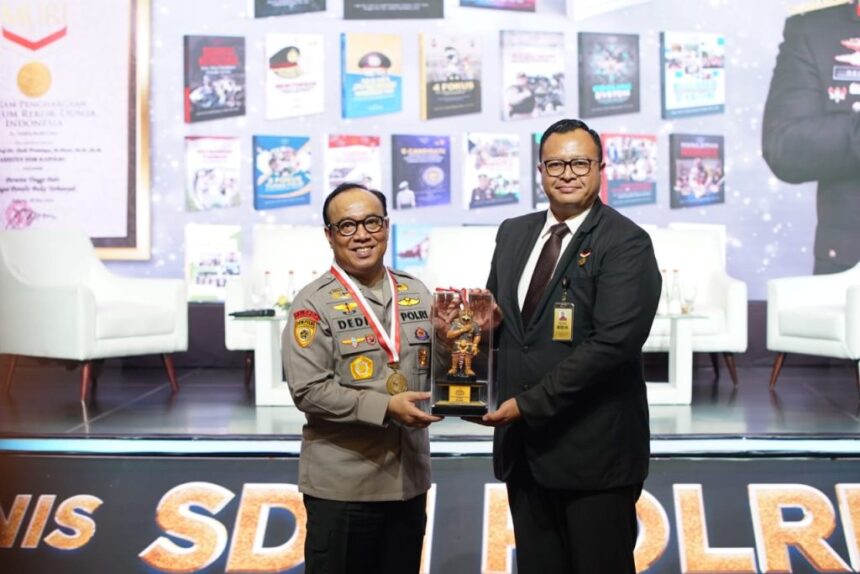 Museum Rekor Dunia Indonesia (MURI) memberikan penghargaan kepada Asisten Kapolri bidang Sumber Daya Manusia (As SDM Kapolri) Irjen Dedi Prasetyo