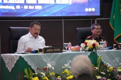 Jaksa Agung ST Burhanuddin (kiri) didampingi Kepala Kejaksaan Tinggi Sumatera Selatan Yulianto telah menyampaikan amanatnya kepada seluruh insan Adhyaksa di Gedung Kejaksaan Tinggi Sumatera Selatan, Rabu (8/5/2024). Foto: Seksi Penkum Kejaksaan Tinggi Sumatera Selatan