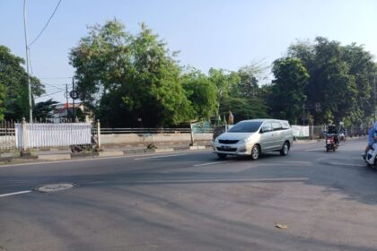 Suasana arus lalu lintas di Jalan Raya Bogor, Kelurahan Rambutan, Kecamatan Ciracas, Jakarta Timur, Selasa (21/5). Foto: Joesvicar Iqbal/ipol.id