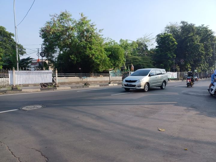 Suasana arus lalu lintas di Jalan Raya Bogor, Kelurahan Rambutan, Kecamatan Ciracas, Jakarta Timur, Selasa (21/5). Foto: Joesvicar Iqbal/ipol.id