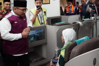Menag Yaqut Cholil Qoumas melepas keberangkatan 388 jemaah haji kelompok terbang (kloter) pertama Embarkasi Jakarta - Pondok Gede (JKG-01) di Bandara Soekarno-Hatta (Soetta), pada Minggu (12/5/2024) dini hari.